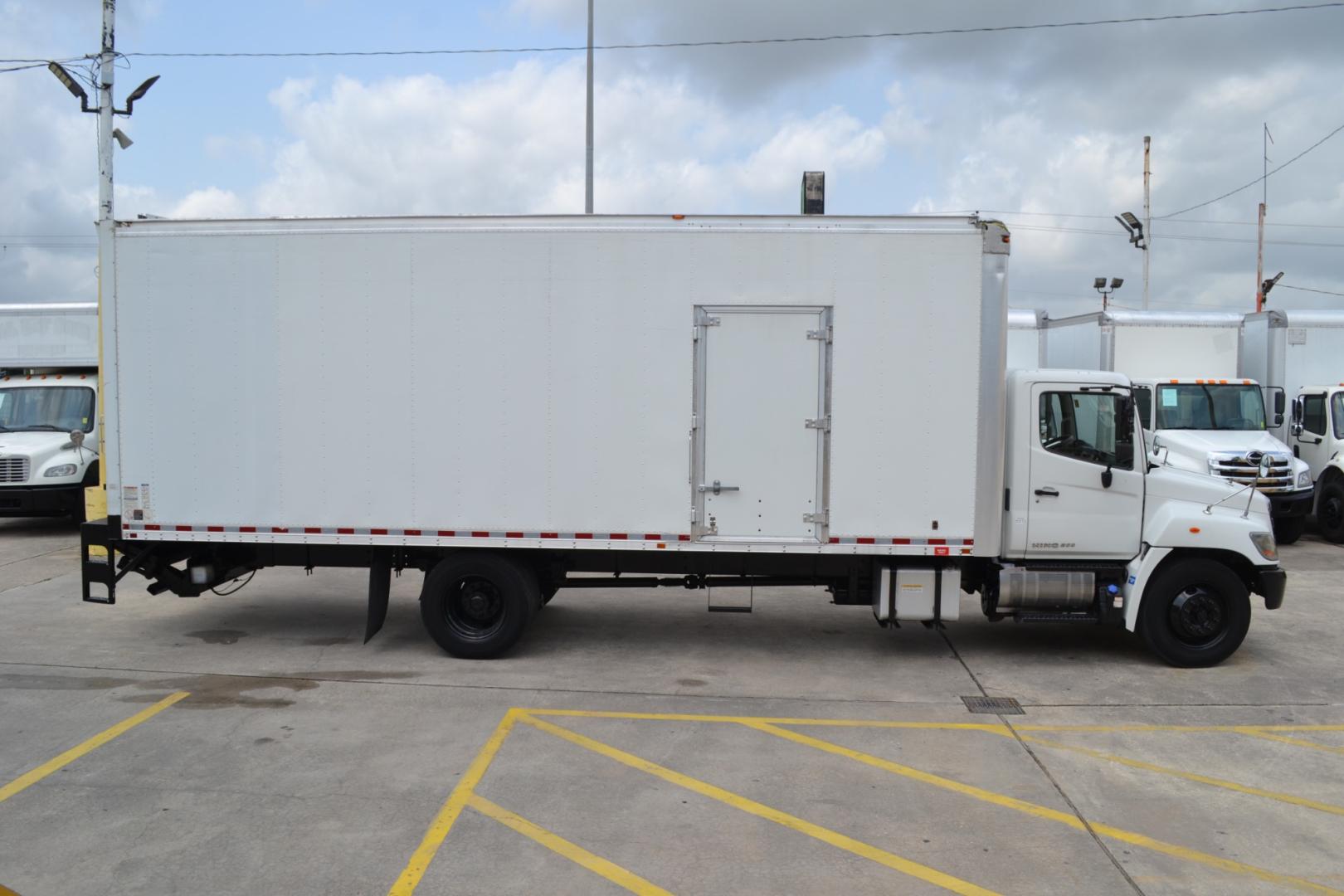 2016 WHITE /BLACK HINO 268 with an JO8E-VC 7.7L 220HP engine, ALLISON 2500RDS AUTOMATIC transmission, located at 9172 North Fwy, Houston, TX, 77037, (713) 910-6868, 29.887470, -95.411903 - Photo#3